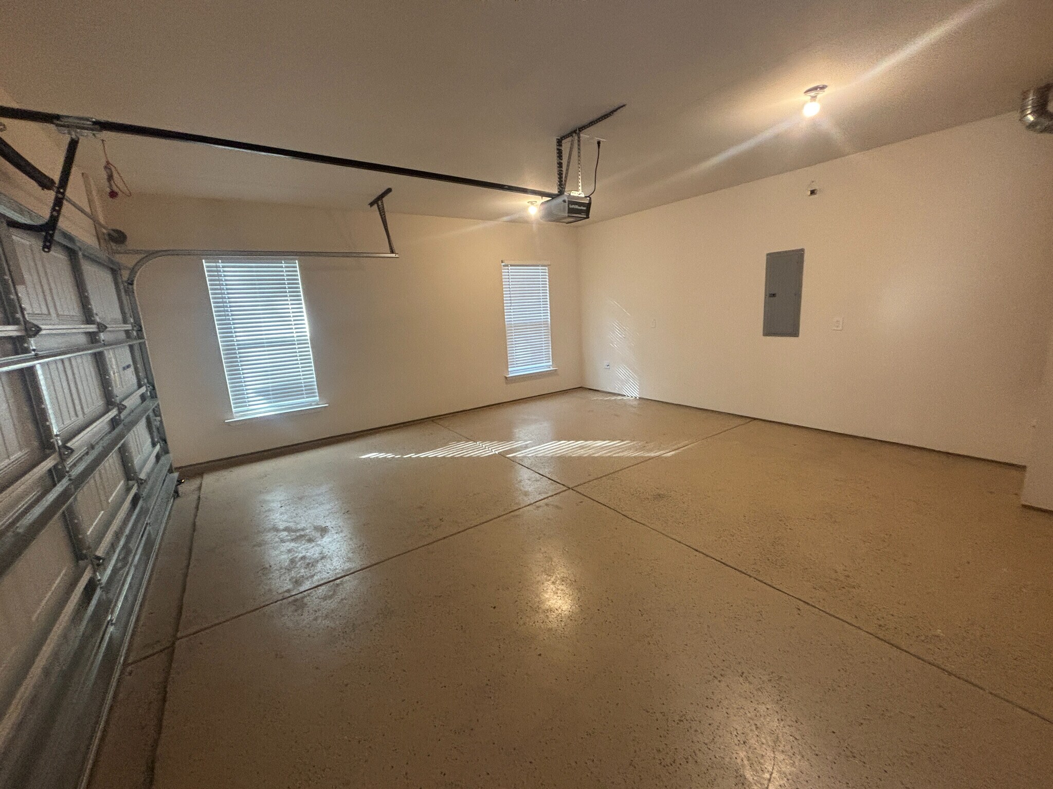 Building Photo - Room in House on Hedge Maple Dr