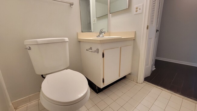 Building Photo - West Palm Beach 1 bedroom 1.5 bath Apartment.