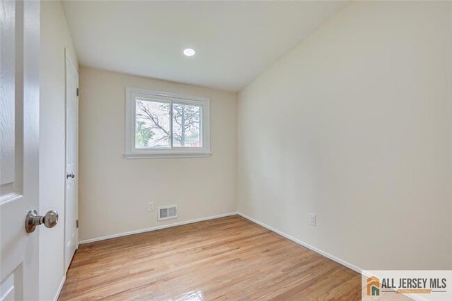 Building Photo - 42 S Hyde Ave