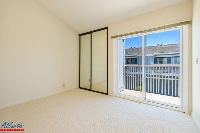 Building Photo - Live Oak Townhouse | Desirable Location
