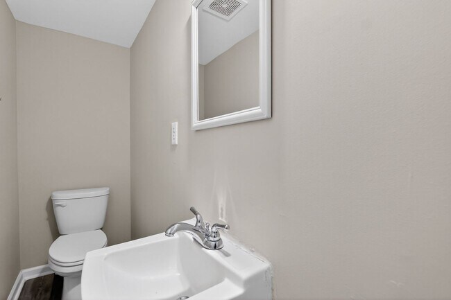 Building Photo - 3 Bedroom End Unit Townhouse in Culpeper