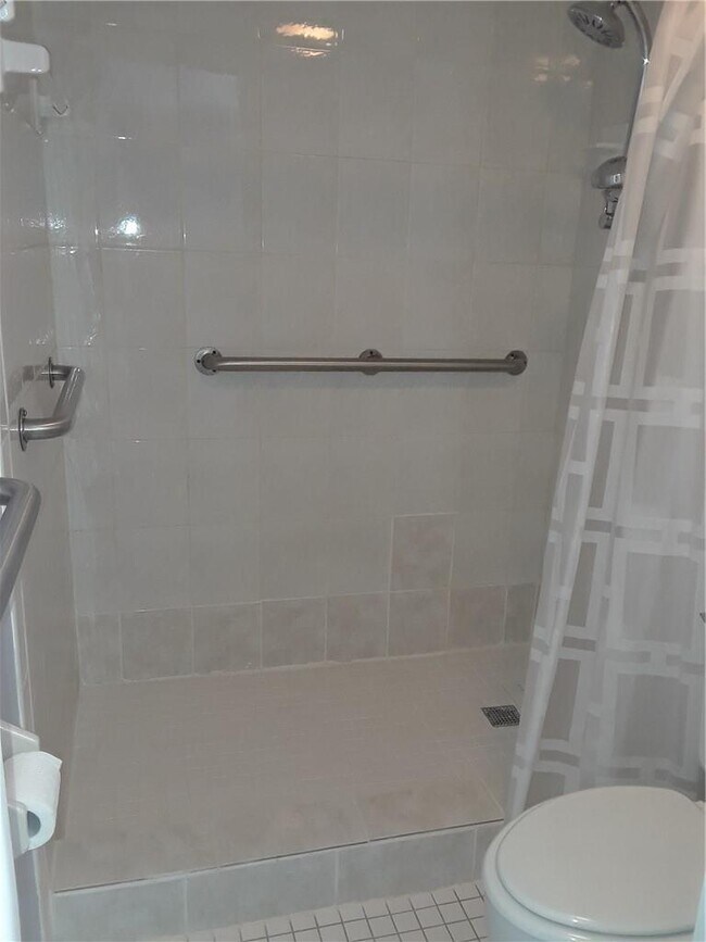 Building Photo - 660 Tennis Club Dr