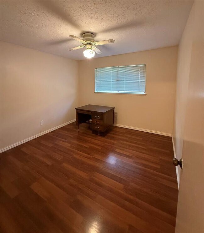 Building Photo - 3031 Green Fields Dr