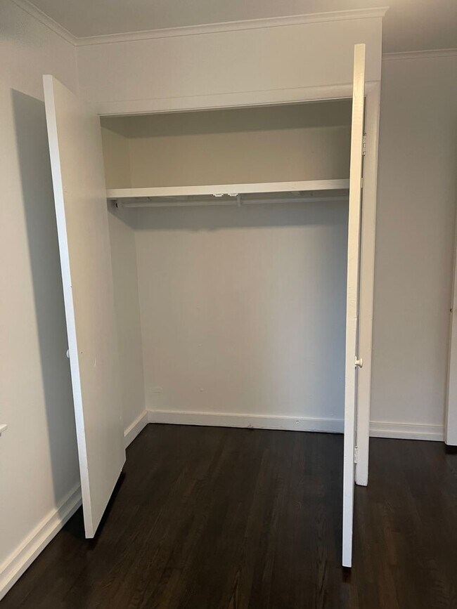 Building Photo - Fully Updated Home Just A Short Distance T...