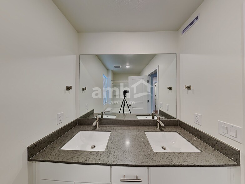 Building Photo - 6022 W South Jordan Pky