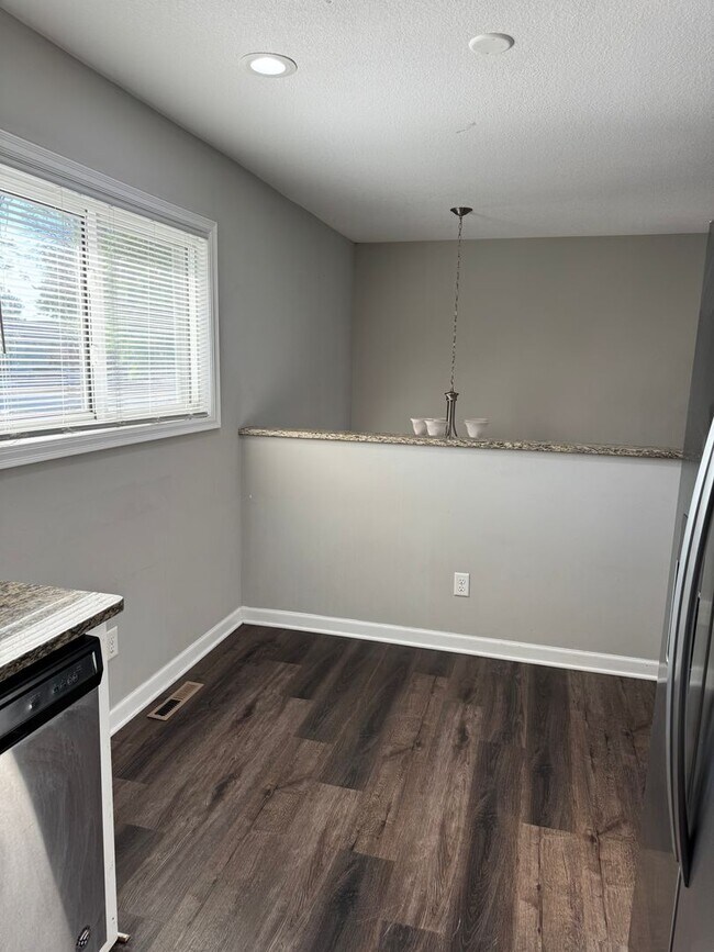 Building Photo - 3 Bed/2 Bath Townhouse near Downtown Shakopee- Available Now!