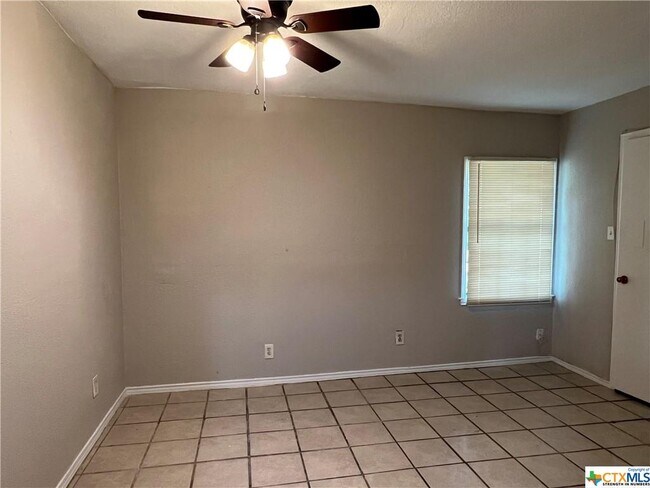 Building Photo - 511 E Walnut St