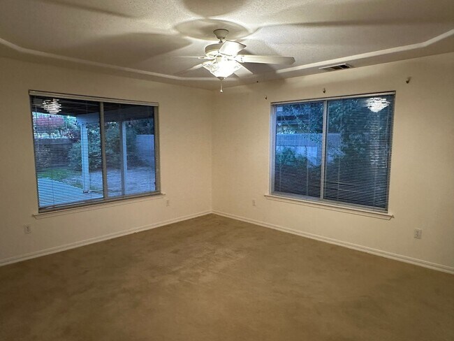 Building Photo - 3707 W Hemlock Ct