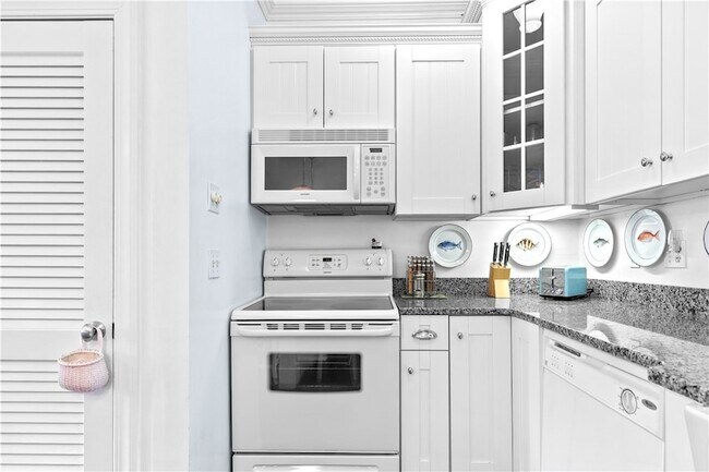Building Photo - 97 Narragansett Ave