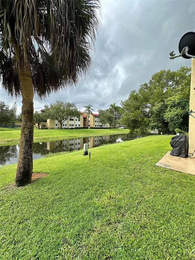 Building Photo - 11622 Royal Palm Blvd