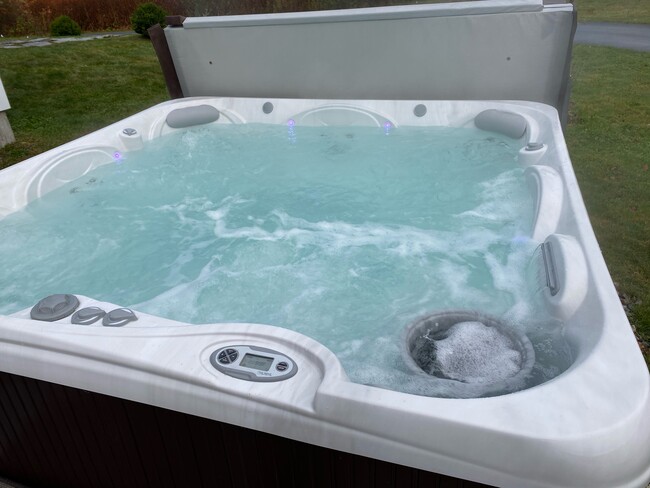 Fantastic therapeutic massage hot tub seats 7. - 96 Spurwink Rd