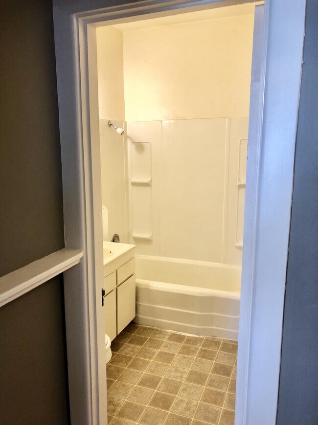 Building Photo - Snyder/Duke Apts - 1 bedroom