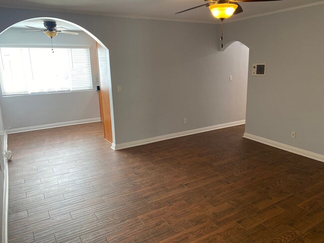 Building Photo - 2/2 Condo with Laundry and 2-Car Parking