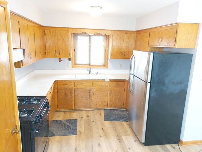 Building Photo - 3 bedroom 1.5 bath home with attached 1 ca...