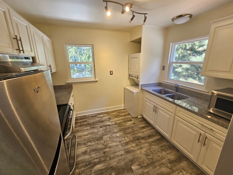 Kitchen - 210 Granby Park