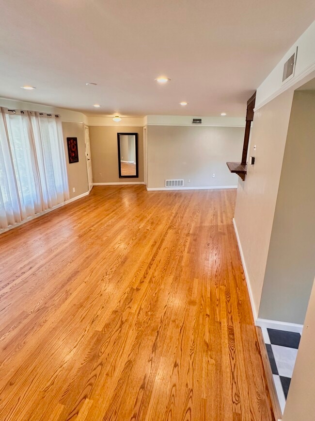 Building Photo - 991 Piedmont Dr