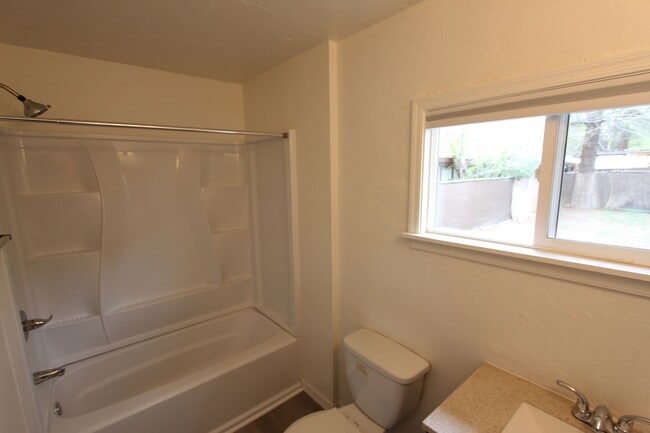 Building Photo - 4 bedroom Sunnyside Home