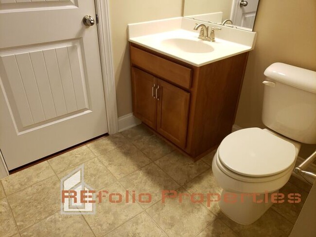 Building Photo - Lovely 3 Story 3 Bedroom 3.5 Bath 1 Car-Ga...
