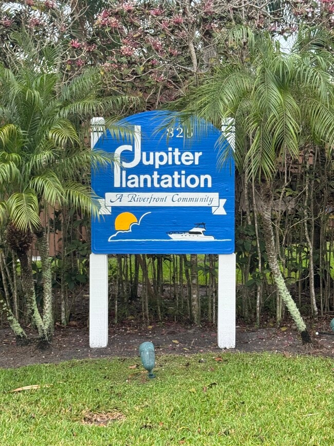 Building Photo - 825 Center St