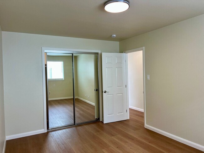 Building Photo - Light, bright & all NEW inside. Beautiful upgrades in this naturally bright 2 bd, 1 ba unit with ...