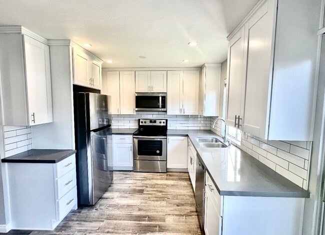 Building Photo - Stunning Townhome In Santee with Modern Fi...