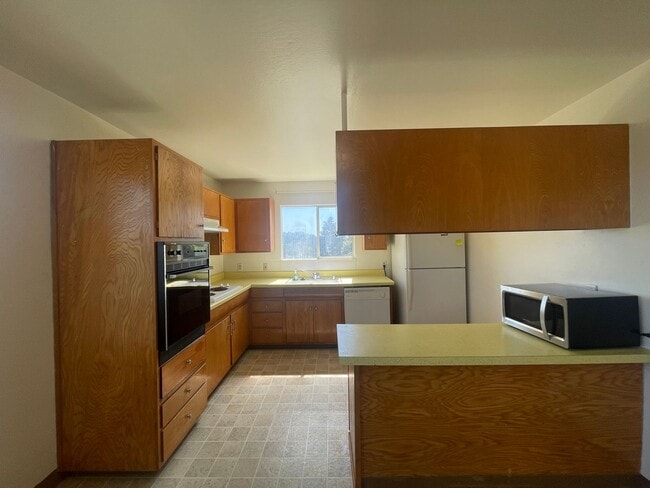 Building Photo - A 3 bedroom and 2 bathroom home in San Bruno!