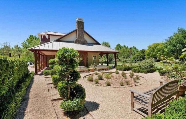 Building Photo - Stunning 3 Bedroom 2.5 Bath Town Home in p...