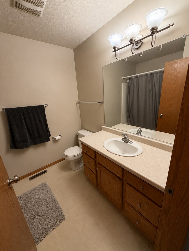 Building Photo - 4BR/2ba Tri-Level Home in Private West Side Neighborhood Near Sherman School