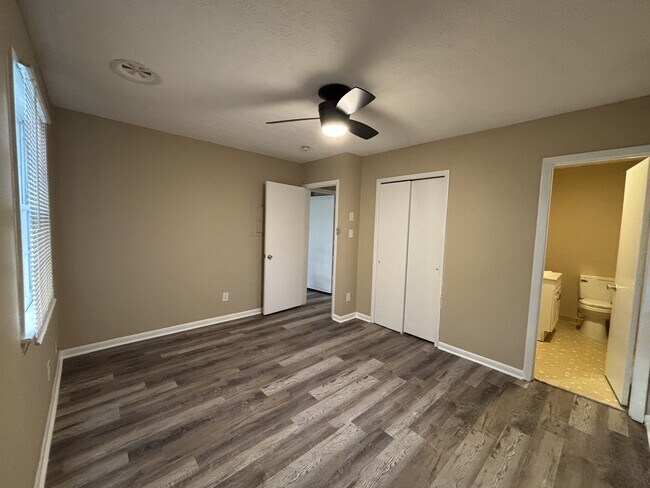Building Photo - 4849 Rosehill Rd