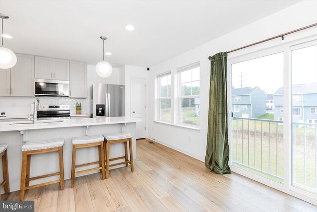 Building Photo - 18 Needle Ct