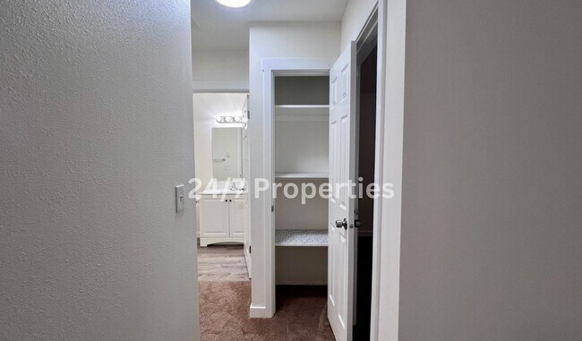 Building Photo - Newly Updated 1BD I 1BA - SANDY OR!