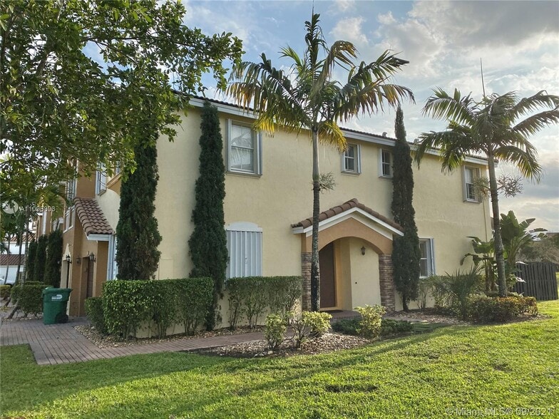 Building Photo - 990 NW 99th Ct