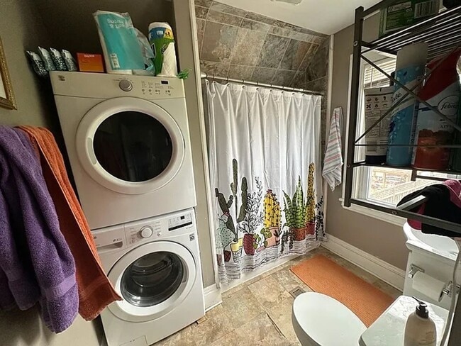 Building Photo - Charming 3 Bedroom with Sundeck!!!