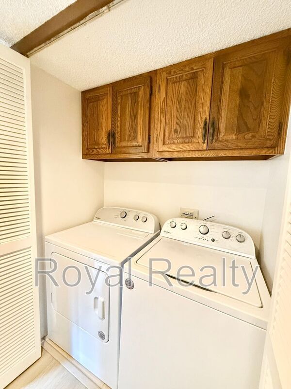 Building Photo - 555 Hahaione St