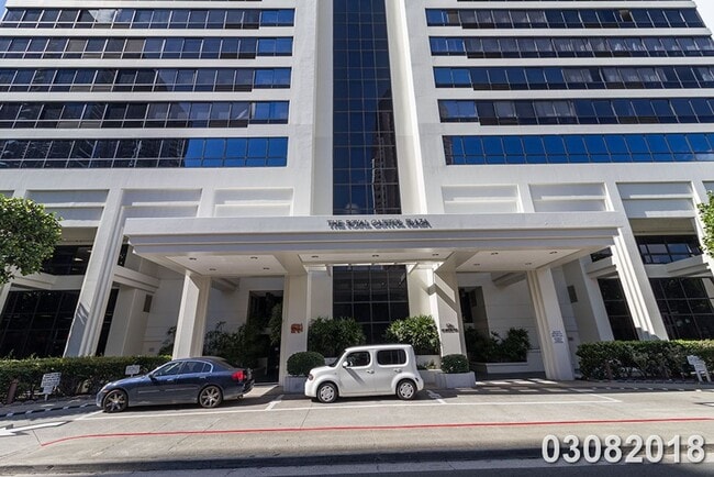 Building Photo - $3,500 / 2br - 896ft2 - Renovated and Modern 2BR/2BA/1PKG unit in the Royal Capito