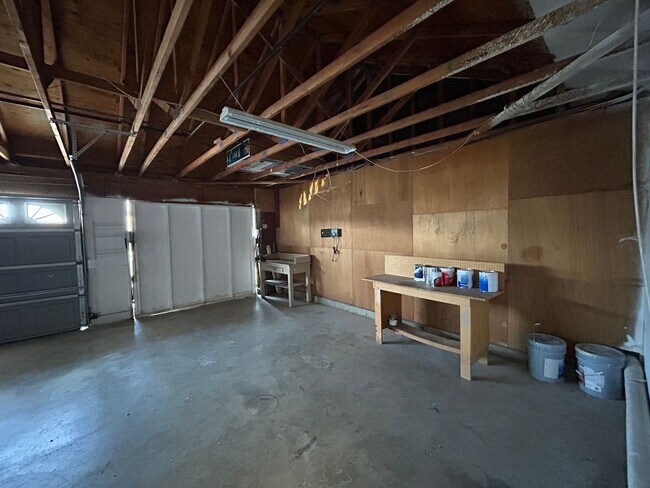 Building Photo - Spacious single story 3 bedroom home seeking new family!