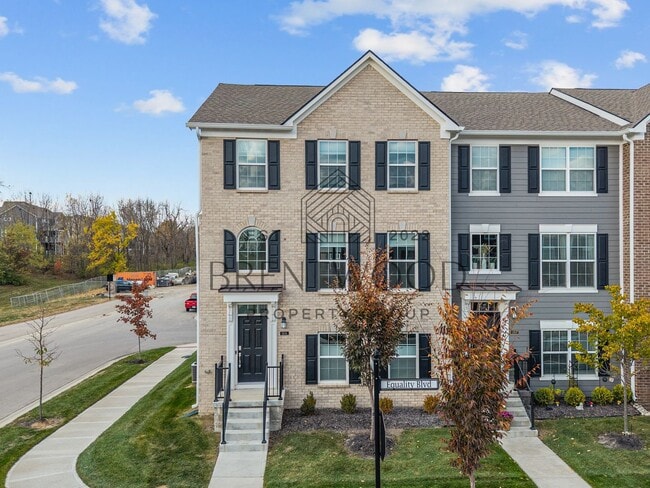 Primary Photo - Move-In Ready Modern Townhome in Sought-Af...