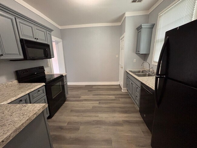 Building Photo - 3 Bedrooms, 2 Bathrooms - Home in Celenease!