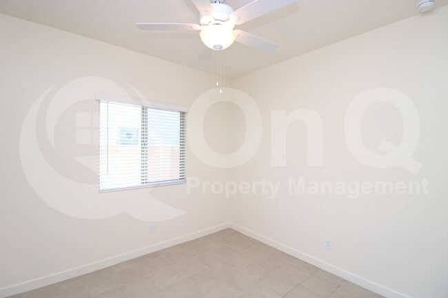 Building Photo - 744 E Diamond Dr