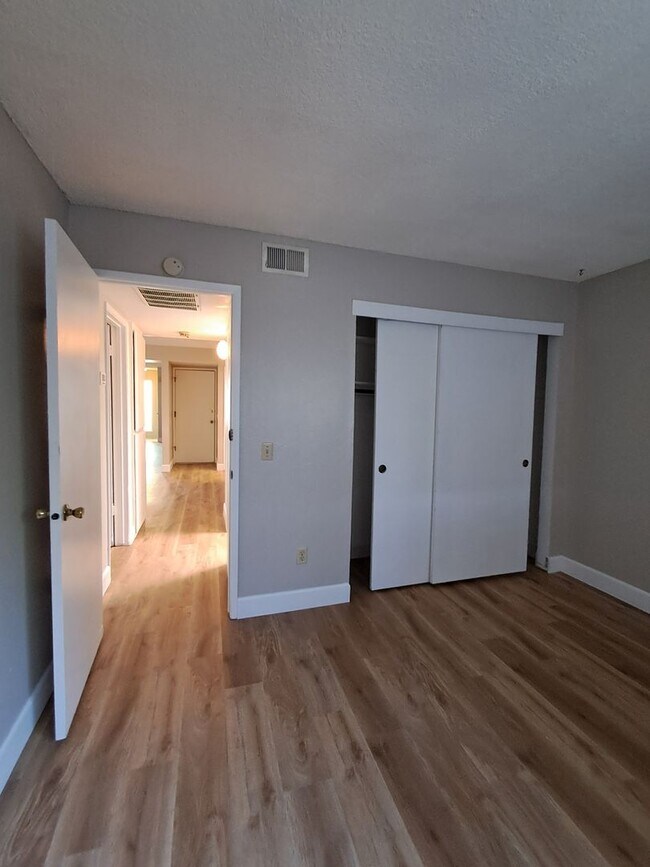 Building Photo - Roseville 2 Bedroom Duplex, New Carpet, Central Heat and Air, Large Fenced Yard