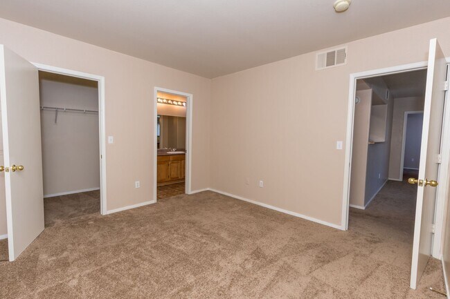 Building Photo - Lovely 2-Bedroom Condo in the Tuscano Comm...