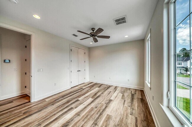 Building Photo - 22 Roundwood Dr