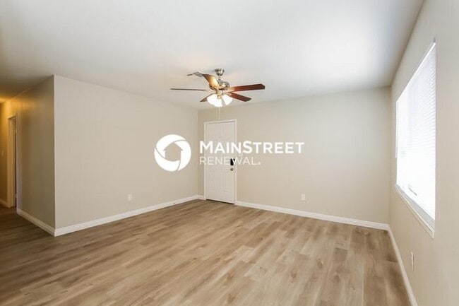 Building Photo - 4 Bedroom Pet-Friendly Home in North Las Vegas, NV with Main Street Renewal