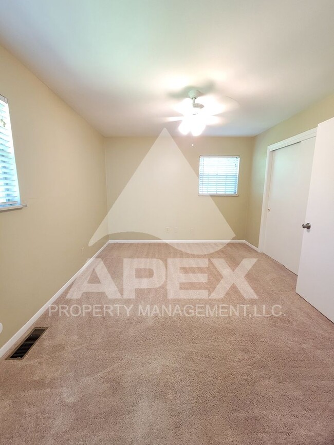 Building Photo - Spacious 3-Bd 2 BA Single Family home w/ B...