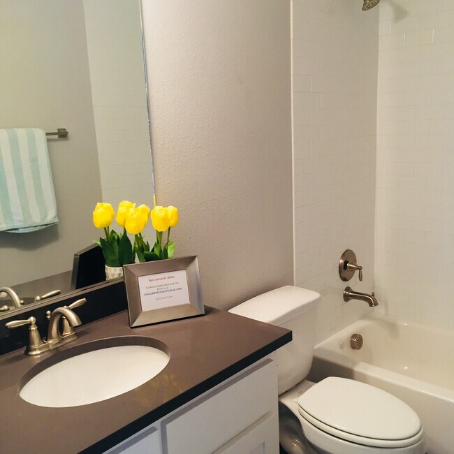 Building Photo - 4926 Villas Dr