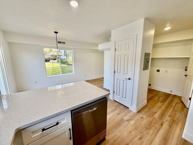 Building Photo - Remodeled 3-BR Lexington Townhome - End Unit