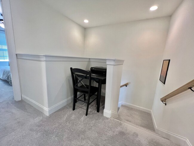 Building Photo - 3 Bed, 2.5 Bath Townhome w/ 1 Car Garage