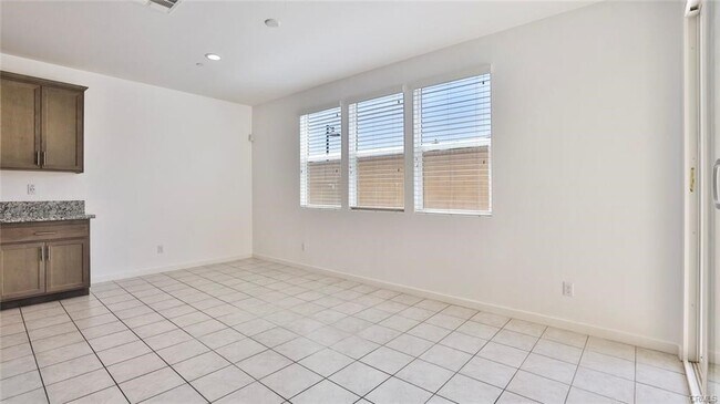 Building Photo - 2832 E Clementine Dr
