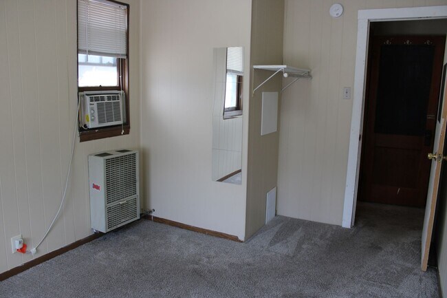 Building Photo - House for rent! 2 kitchens 3 Baths! Close ...