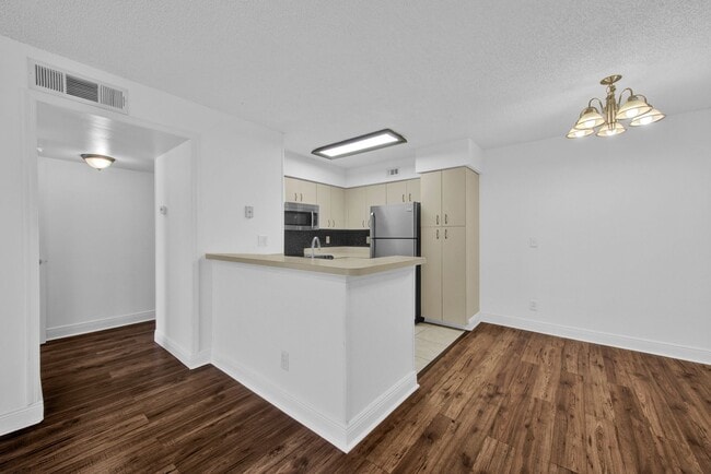 Building Photo - 1/1 in Fort Myers- Unfurnished Annual